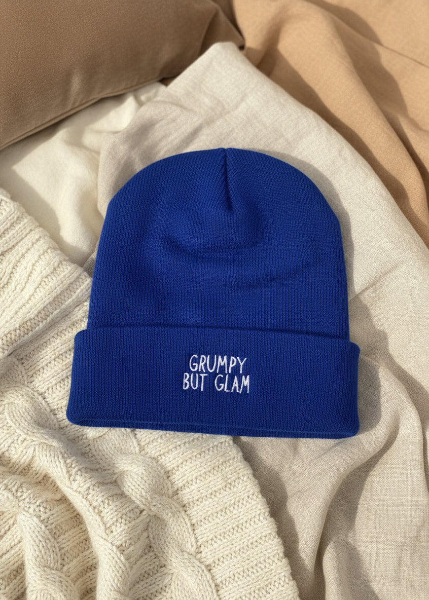 Blaue Beanie mit weißem Stick „Grumpy But Glam“ von Saltberry Lane – auffällig, süß und ein bisschen diva, perfekt für cozy Streetstyle-Looks.