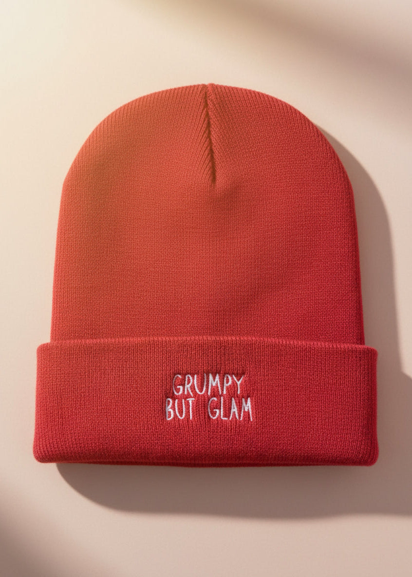 Rote Beanie mit weißem Stick „Grumpy But Glam“ von Saltberry Lane – kuschelig, frech und stylisch, perfekt für kalte Tage und bad hair moments.