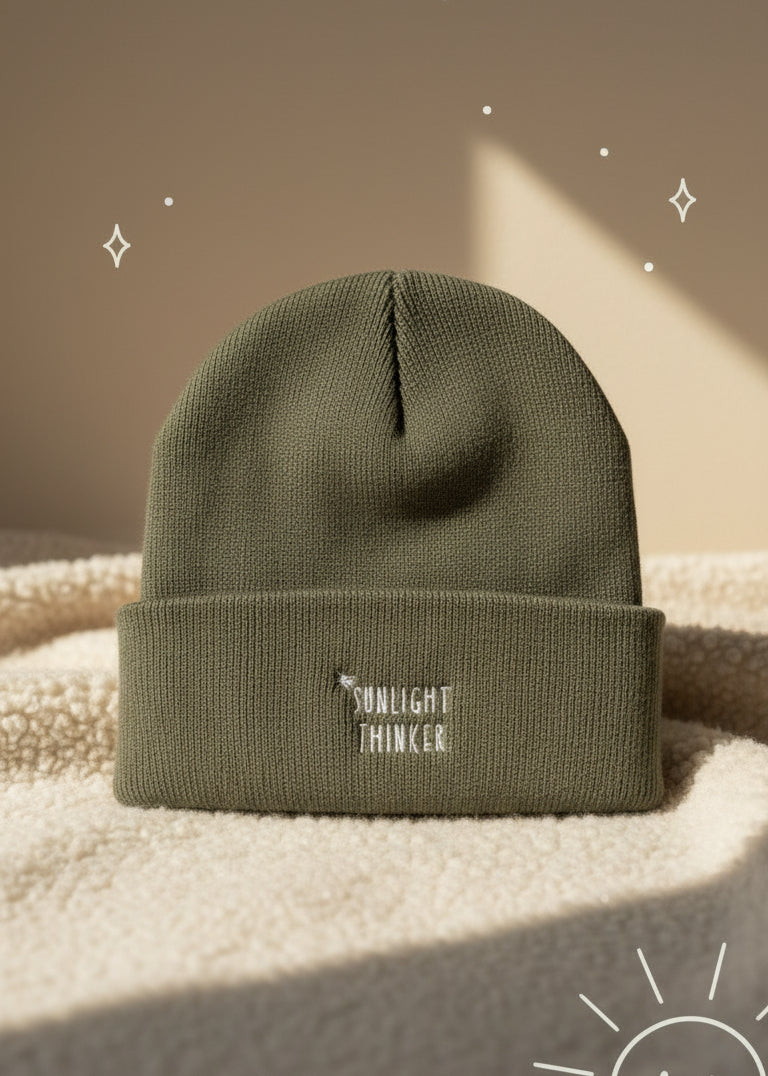 Khaki-grüne Beanie mit weißer „Sunlight Thinker“ Stickerei, Streetwear Wintermütze unisex von Saltberry Lane, cozy urban Look