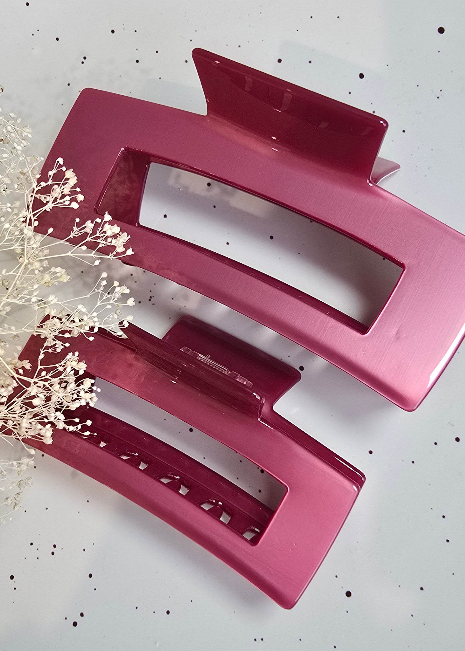 Glossy Haarklammer von Saltberry Lane in dunklem Beerenton – starkes Haaraccessoire mit glänzender Oberfläche für stylische Alltags- und Abendlooks