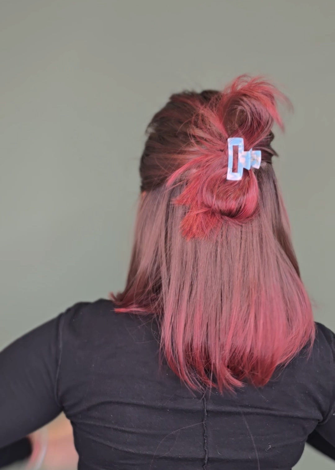 Pastellblaue Acetat-Haarklammer mit rosa Marmor-Effekt von Saltberry Lane – leichter, stabiler Haarclip für verspielte Alltagsfrisuren und sommerliche Looks