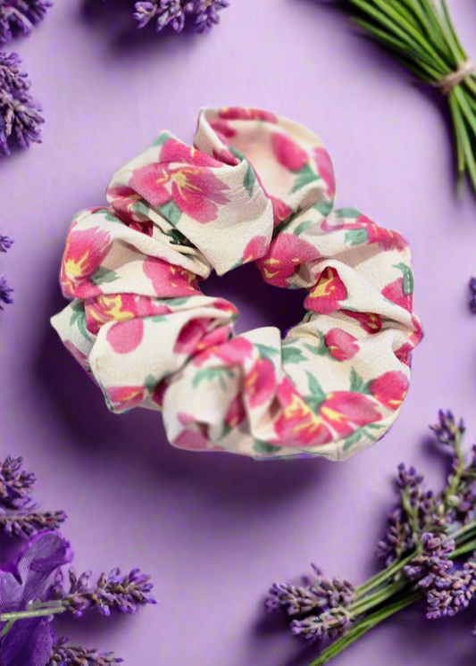 Scrunchie aus leichtem Chiffon mit pinkem Blumenmuster von Saltberry Lane. Zart im Look, frech in der Ausstrahlung – für wilde Zöpfe und dramatische Dutts.