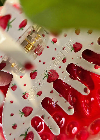 Freche rote Haarklammer Squeezy Berry – stylische Statement-Spange mit Erdbeeren, geeignet für Alltag und besondere Looks, made by Saltberry Lane