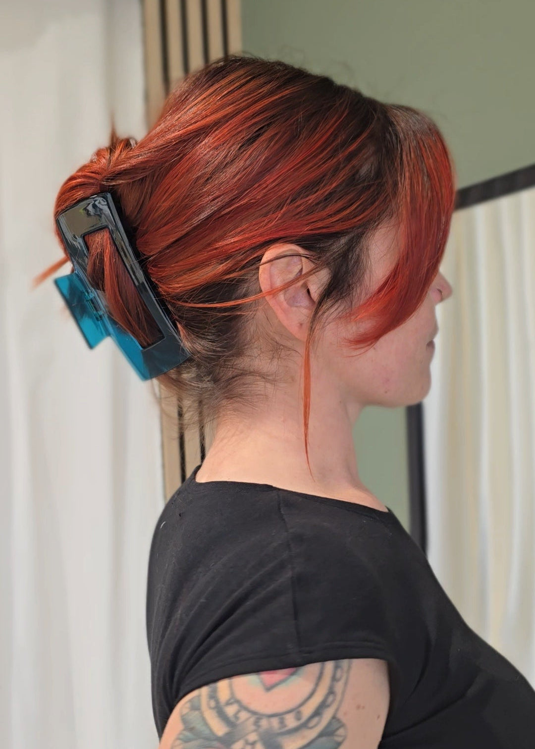 Große Haarspange „Teal Big“ von Saltberry Lane – transparenter Petrolton mit elegantem Glanz, stilvoll und auffällig zugleich.
Designed in Luxembourg 🇱🇺.