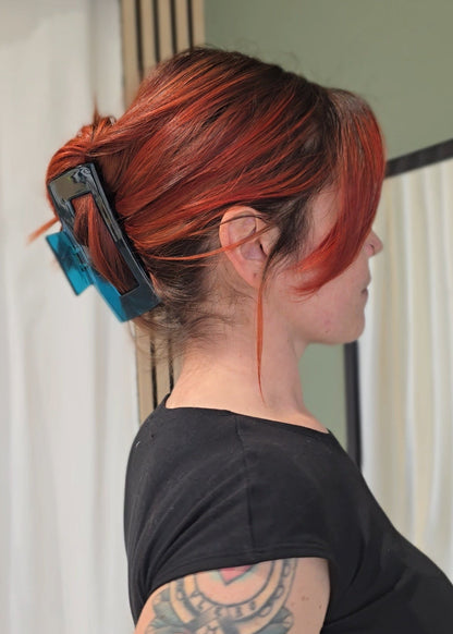 Große Haarspange „Teal Big“ von Saltberry Lane – transparenter Petrolton mit elegantem Glanz, stilvoll und auffällig zugleich.
Designed in Luxembourg 🇱🇺.
