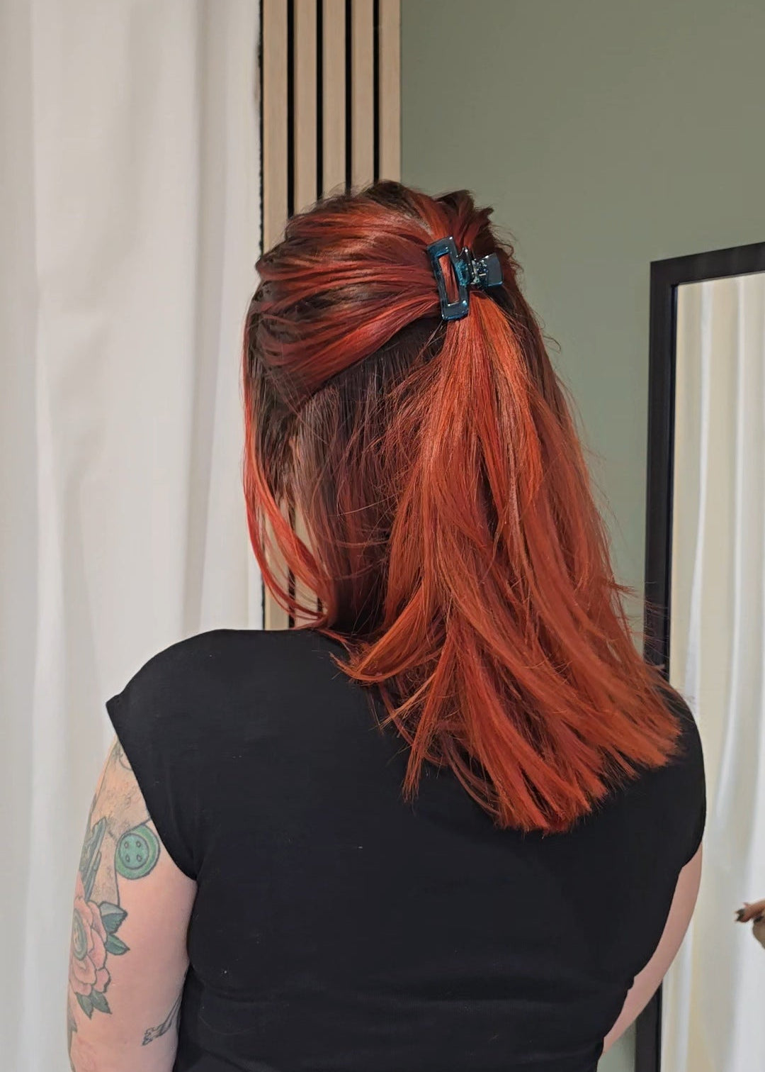 Kleine Haarspange „Teal Mini“ von Saltberry Lane in glänzendem Blaugrün – modern, edel und perfekt für subtile Farbakzente im Alltag.
Designed in Luxembourg 🇱🇺.