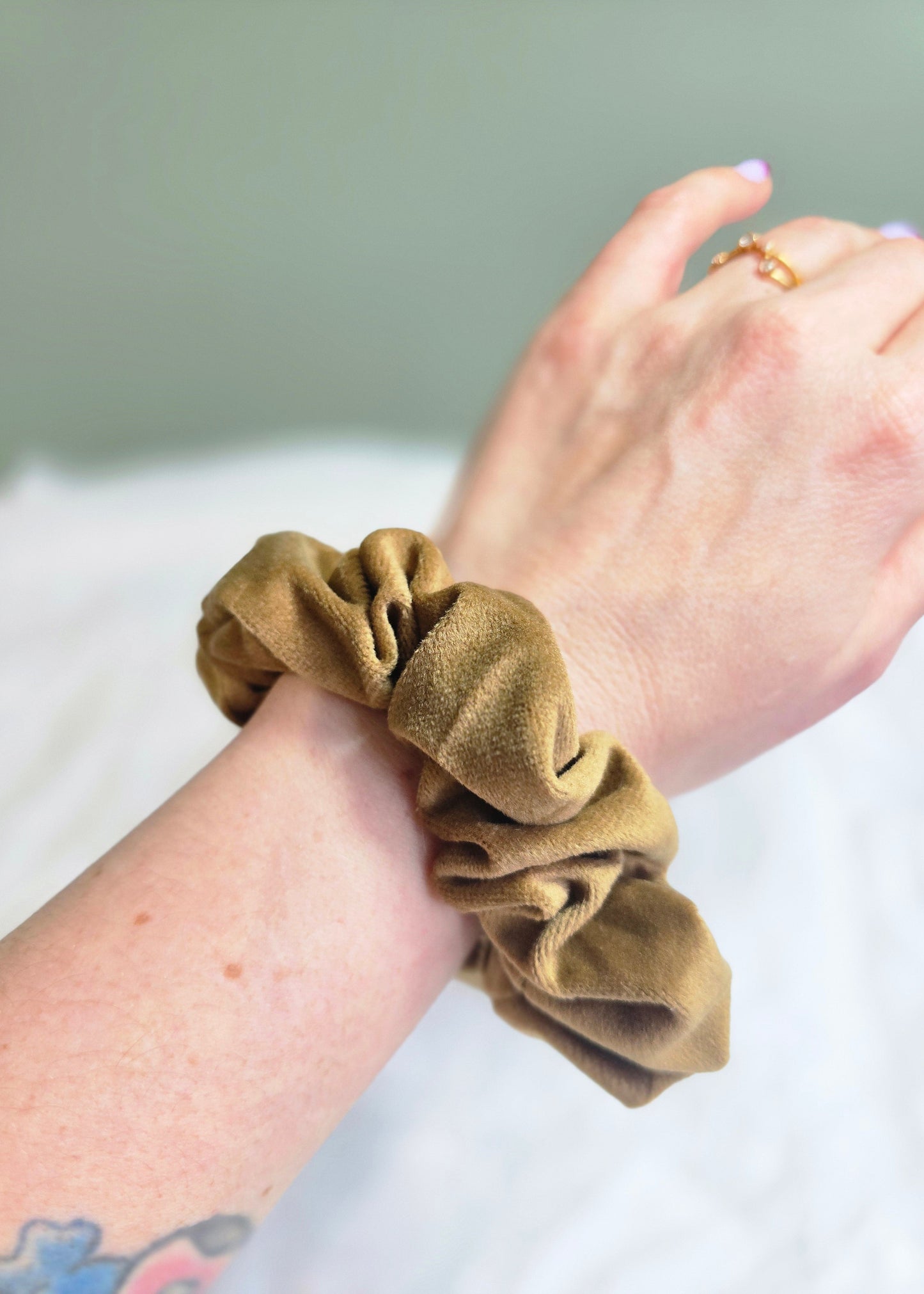 Warmer Samt-Scrunchie in Toffee Glow – goldbrauner Ton für cosy Looks mit Stil und Komfort.