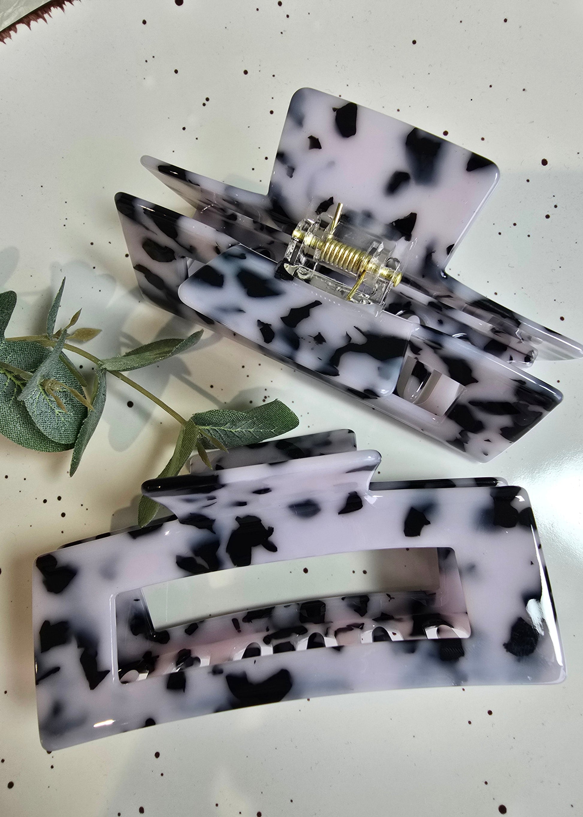 Saltberry Lane Panda Glow Haarclip – auffällige schwarz-weiße Haarklammer mit kontrastreichem Design, ideal für modische Hairstyles