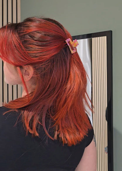 Kleine Haarspange „Tropical Glow Mini“ von Saltberry Lane in sommerlichem Pink-Gelb-Mix – verspielt, strahlend und perfekt für bunte Alltagsmomente.
Designed in Luxembourg 🇱🇺.