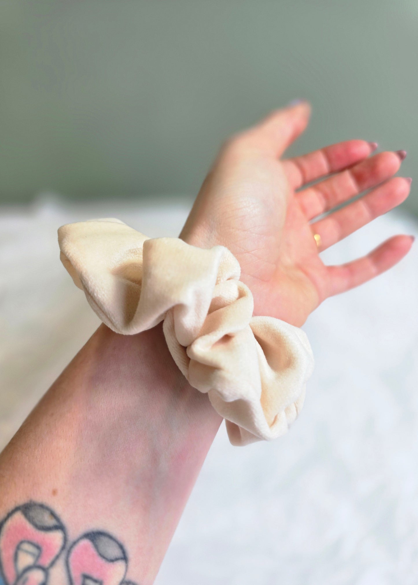 Beiger Samt-Scrunchie in zartem Vanilla Cream Ton – edles Haaraccessoire mit sanftem Glanz von Saltberry Lane.