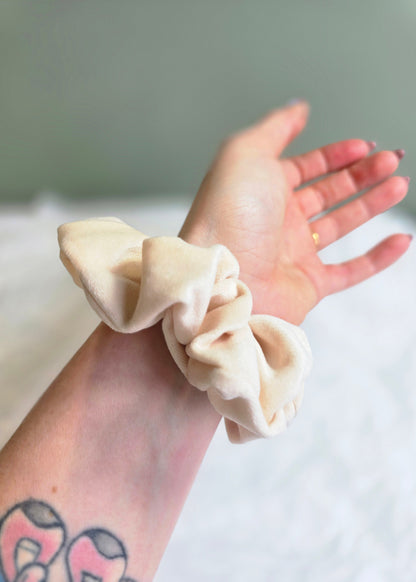 Beiger Samt-Scrunchie in zartem Vanilla Cream Ton – edles Haaraccessoire mit sanftem Glanz von Saltberry Lane.