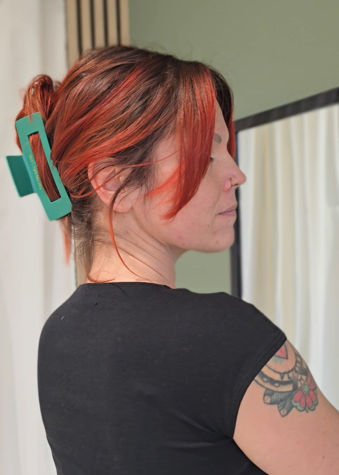 Große Haarspange „Veridian Green Big“ von Saltberry Lane in sattem, mattem Grün – ein Statement Piece für volles Haar und effortless Looks.
Designed in Luxembourg 🇱🇺.