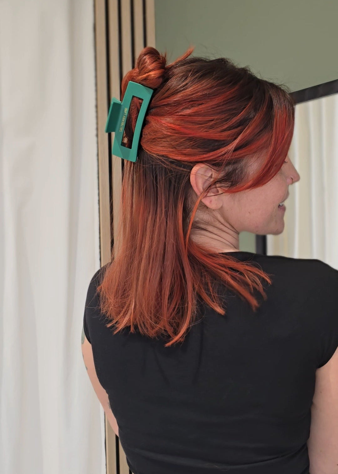 Mittlere Haarspange „Veridian Green Medium“ von Saltberry Lane in mattem Smaragdgrün – minimalistisch, elegant und perfekt für Everyday Glam.
Designed in Luxembourg 🇱🇺.