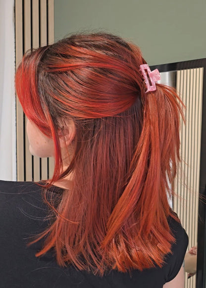 Kleine rosa Haarspange „Woodland Blush Mini“ von Saltberry Lane – sanft schimmerndes Rosa, fotografiert auf Waldboden, perfekt für verspielte Alltagslooks.