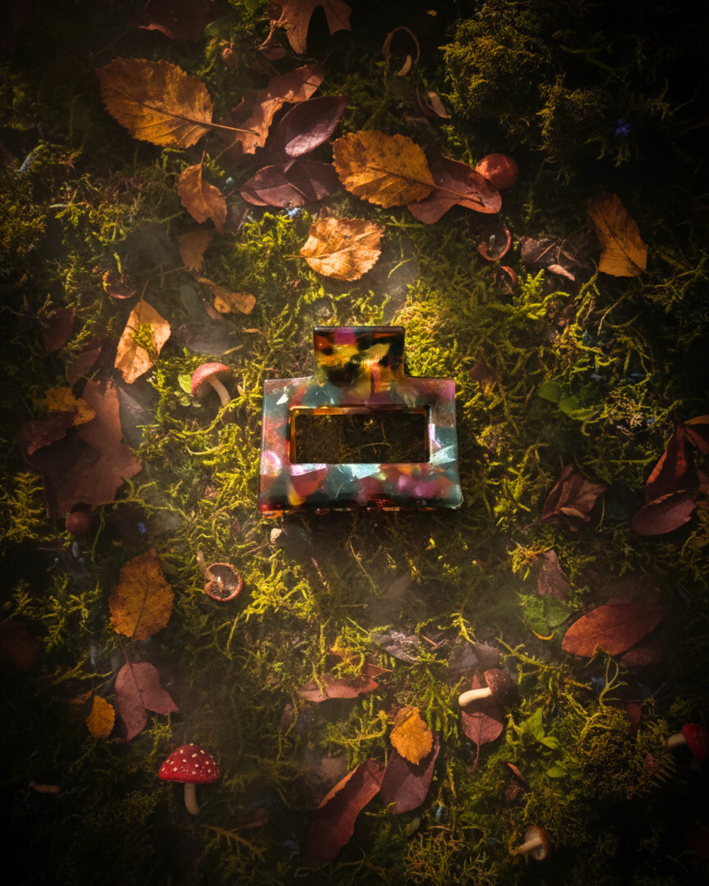 Nahaufnahme der Forest Freakout Haarspange – marmoriertes Design mit moosgrünen, beerenroten und goldenen Farben, hochwertige Verarbeitung aus Celluloseacetat.