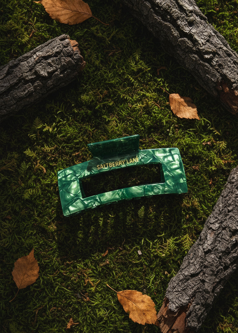 Detailansicht der Moss Boss Haarspange – marmoriertes Dunkelgrün mit Glanz, gefertigt aus hochwertigem Celluloseacetat, herbstlich inspiriert.