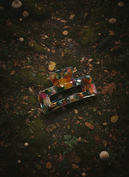 Forest Freakout Haarspange von Saltberry Lane in Verpackung – hochwertiges Haaraccessoire aus Celluloseacetat mit herbstlichem Design, ideal als Geschenk oder Statement-Piece.