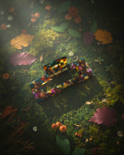 Forest Freakout Haarspange im herbstlichen Flatlay – arrangiert auf moosigem Waldboden mit Blättern und Pilzen, magischer Fairycore-Stil.