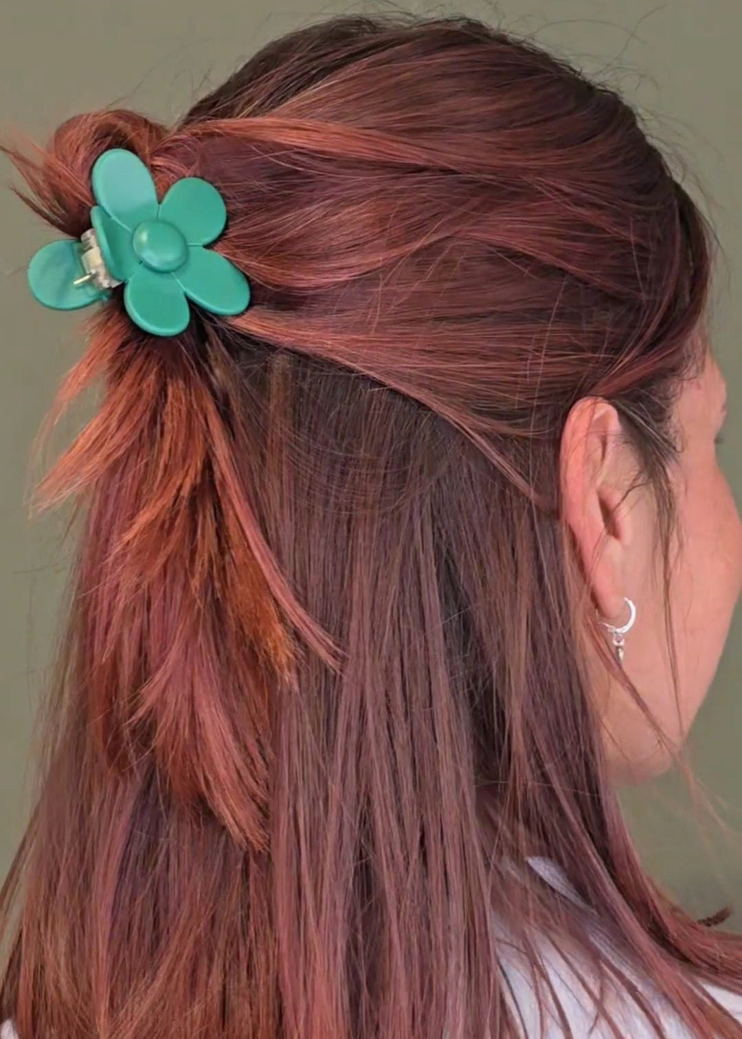 grüne Haarklammer in Blumenform , Haarclip mit Blumenstruktur,  - Frau trägt matte grüne Haarklammer in Blumenform – VFlower Clip von Saltberry Lane, stilvolles Haaraccessoire im Veridian Green Look