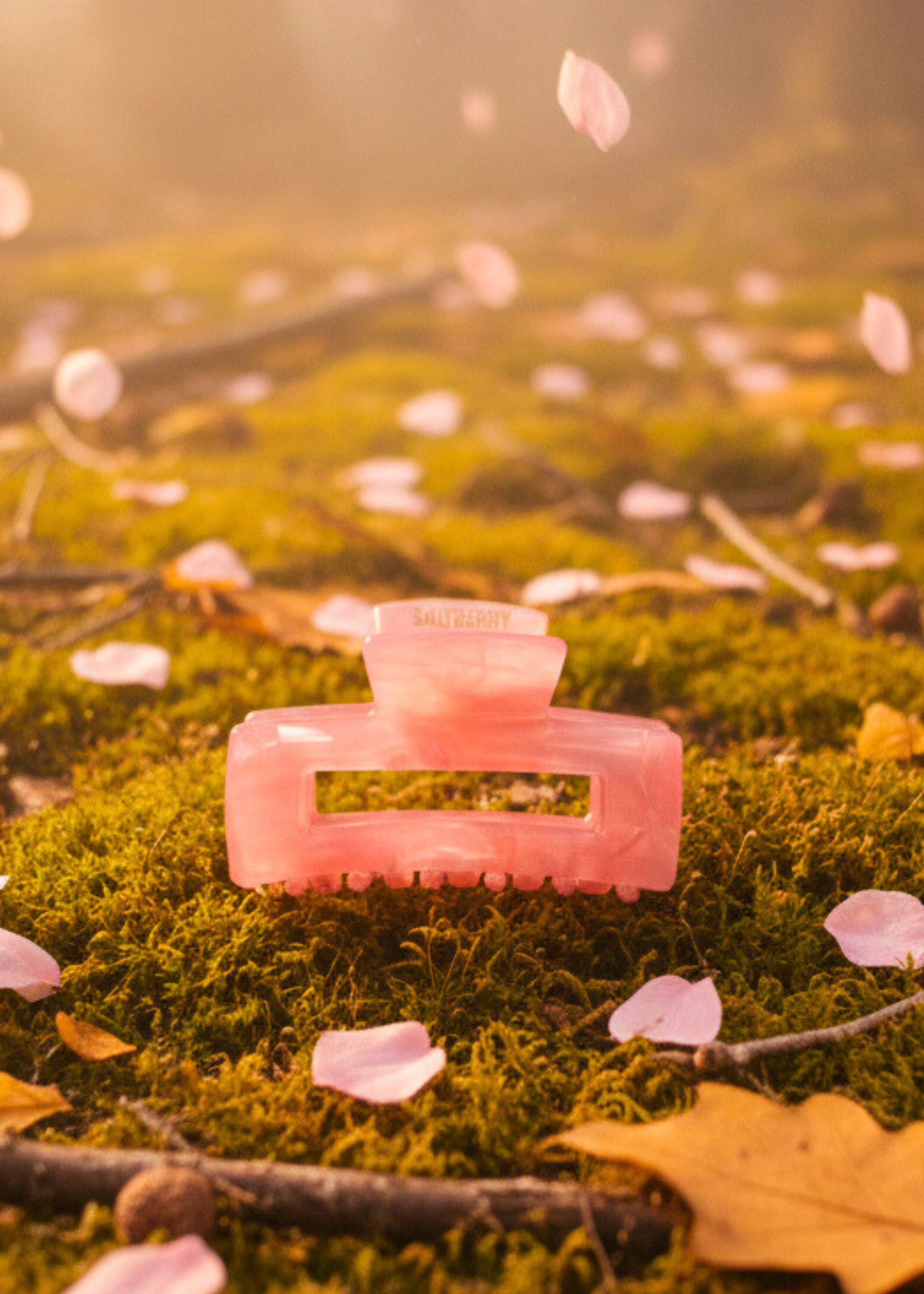 Detailansicht der Woodland Blush Haarspange – hochwertiges Celluloseacetat mit sanfter Marmorierung in Rosa und natürlichem Glanz