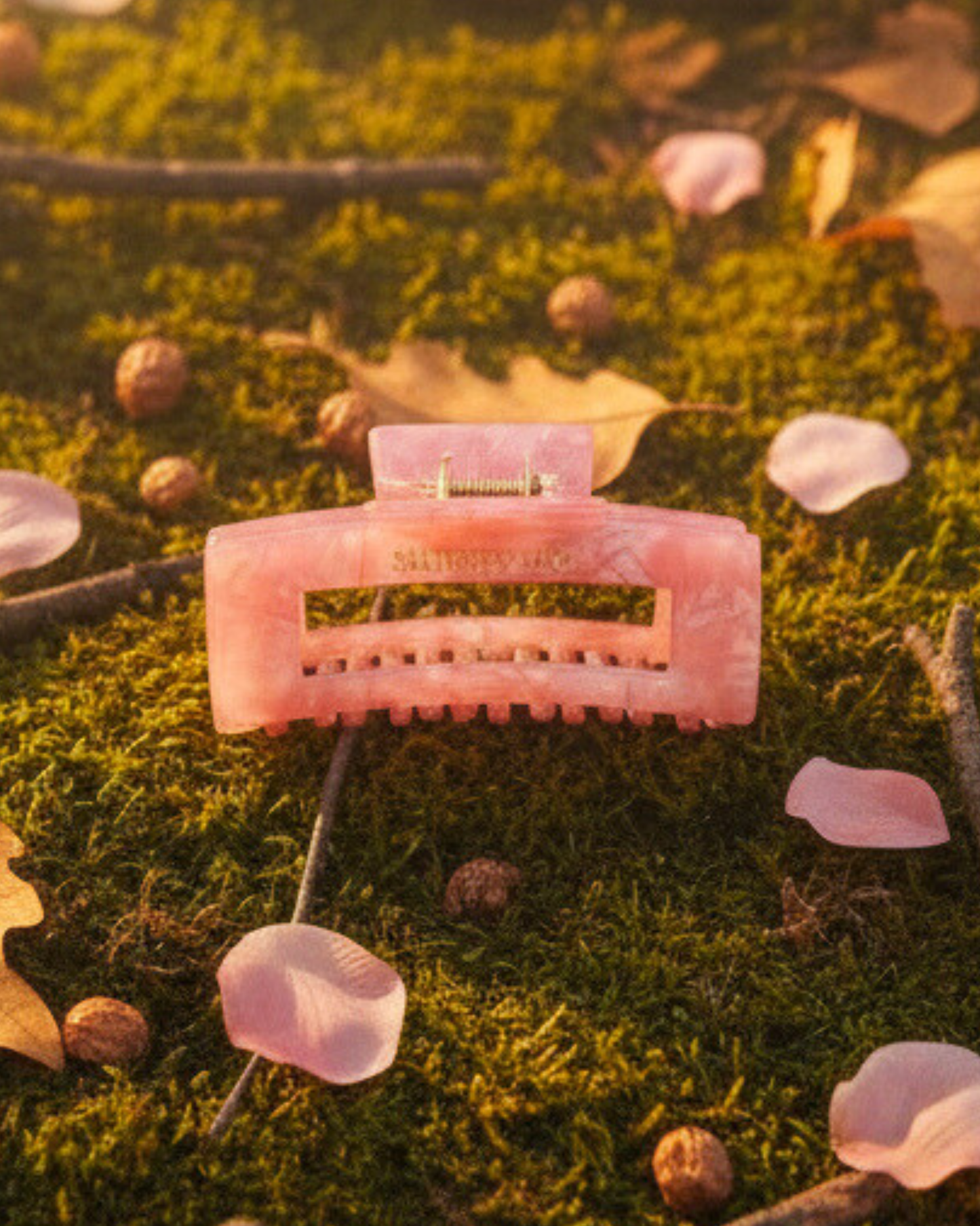 erbstlicher Look mit rosa Haarclip im Fairycore-Stil, ideal für dickes, glattes oder feines Haar