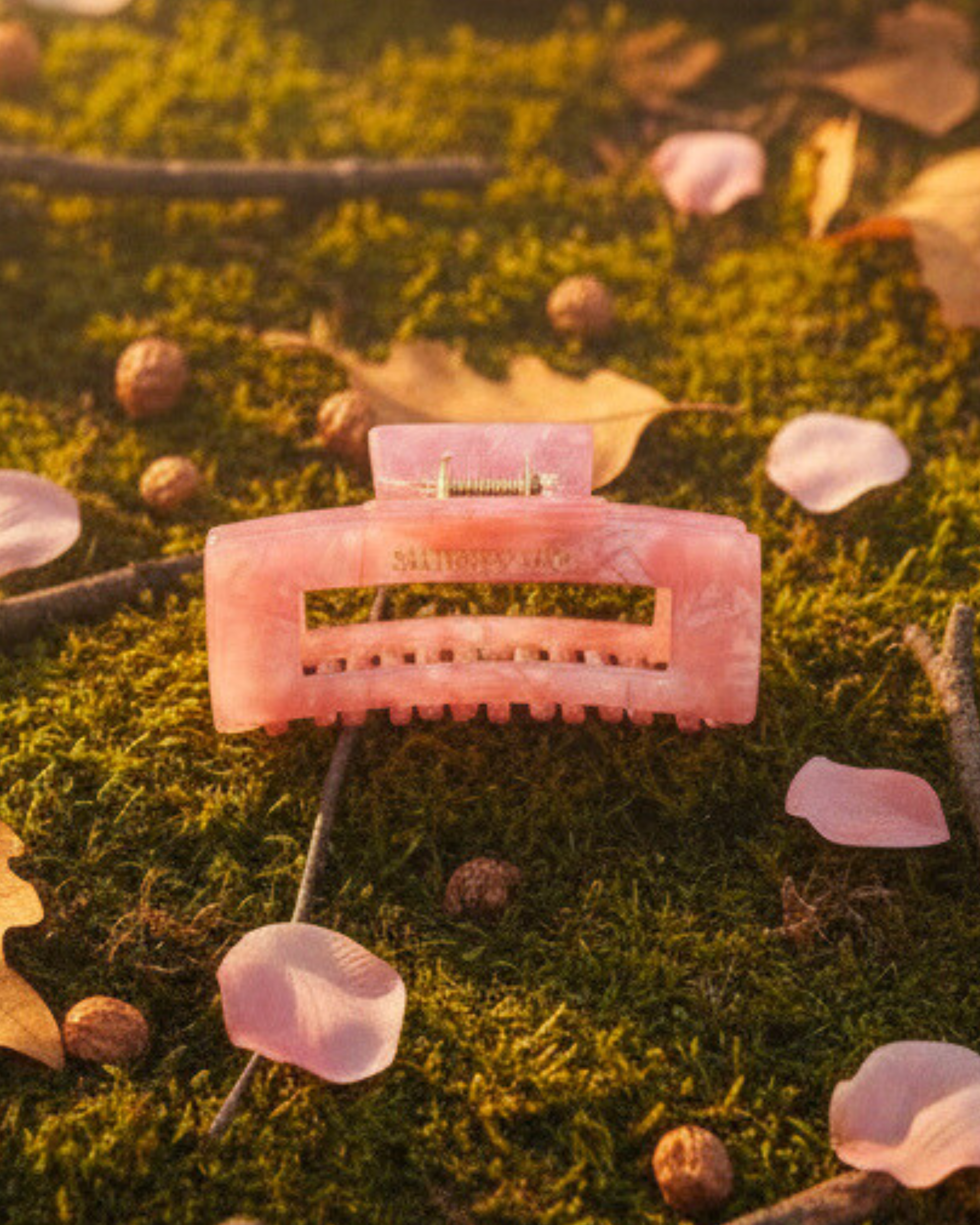 erbstlicher Look mit rosa Haarclip im Fairycore-Stil, ideal für dickes, glattes oder feines Haar